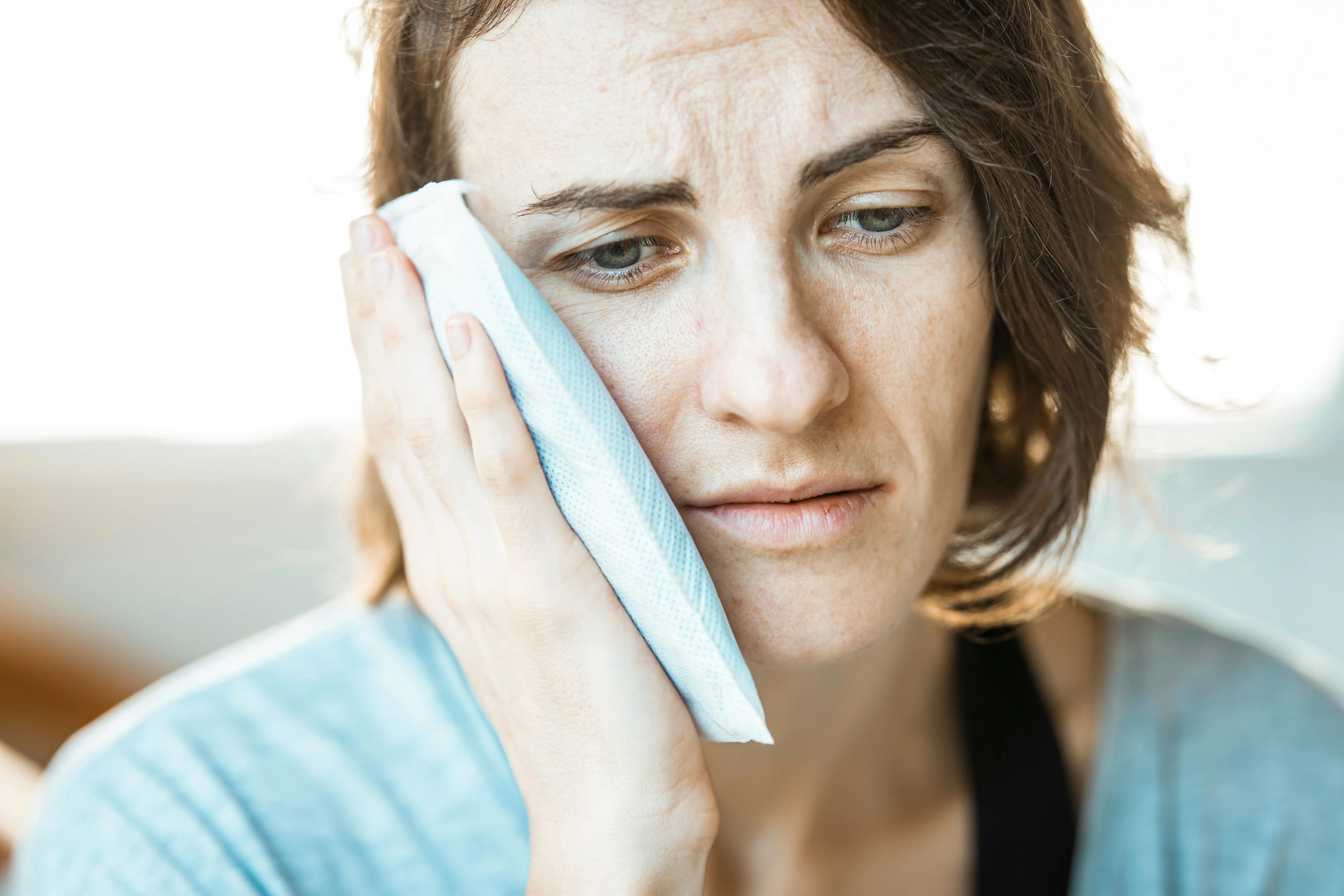 mujer con dolor de oído