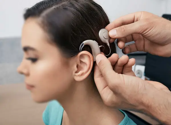 mujer con un implante coclear