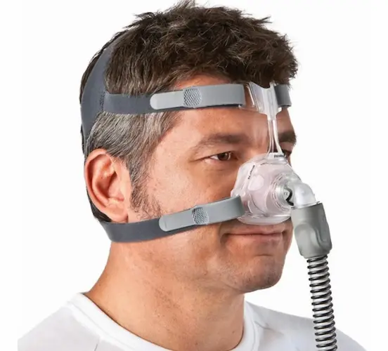 hombre usando mascara nasal para CPAP mirage fx