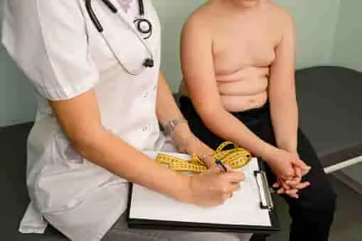 niño con sobrepeso en el pediatra