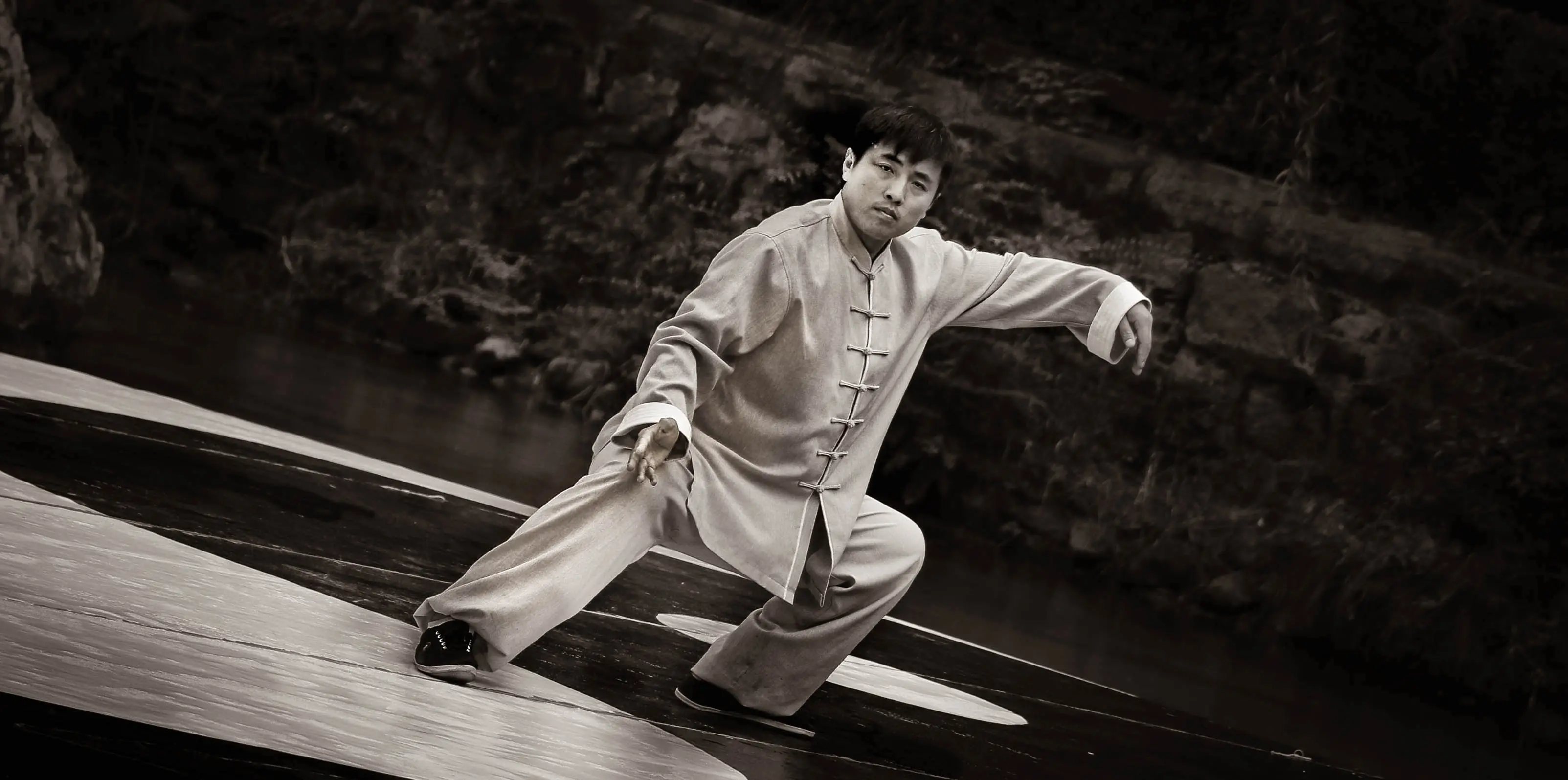 hombre practicando Tai Chi
